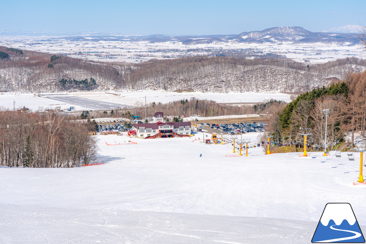 カムイスキーリンクス｜山頂から山麓までゲレンデには積雪たっぷり＆最新の自動券売機導入でチケット購入時の待ち時間も短縮。最高に気持ちの良い春スキーを楽しみましょう(^_-)-☆